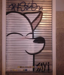 Don Diseño 3 ejemplos de la escalera del diseño - Sin diseño - Parte uno - 03 - Persiana con grafiti en Madrid