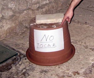 Don Diseño 3 ejemplos de la escalera del diseño - Sin diseño - Parte uno - 04 - Cartel no tocar Sin Diseño