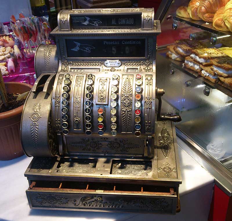Don Diseño - Cómo hacer un presupuesto de servicios profesionales. Qué sucede cuando no lo tienes claro. - Caja registradora antigua, mercado de San Miguel, Madrid - 2015 - Carlos Luzón